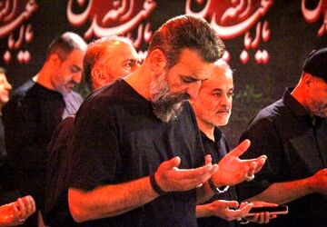 حضور مردم کرج در تجمع شبانه با مراسم عزاداری در شب دوم محرم