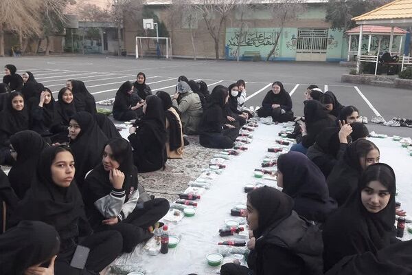 برگزاری مراسم افطار و طعام در دبیرستان فتح المبین ناحیه دو شهرری 