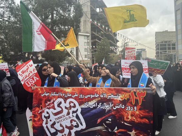 حضور پرشور دانش‌آموزان البرزی در راهپیمایی 13 آبان 