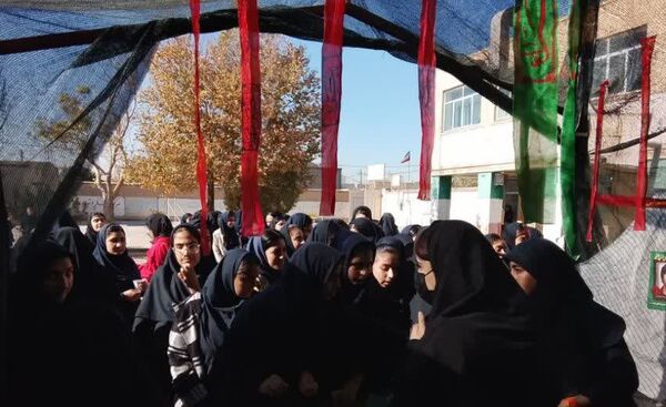 وداع دانش‌آموزان هنرستان الزهرا با پیکر مطهر شهید گمنام