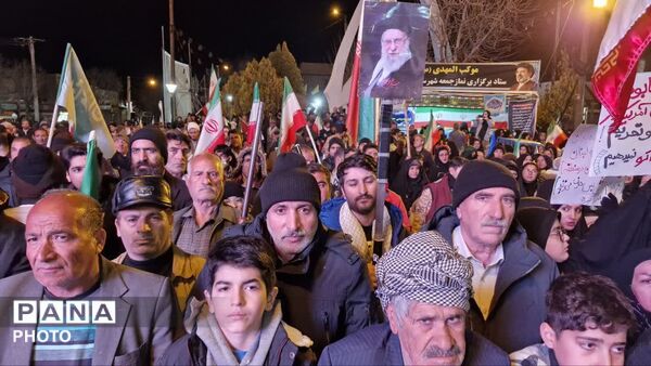 مردم دلفان در شب چهلم مراسم شهید آیت‌الله سید علی خامنه‌ای گردهم آمدند