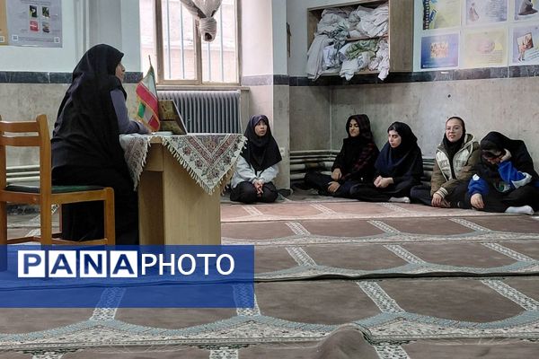 پیش‌اجلاسیه نماز در مدارس فیروزکوه با تجلیل از فعالان دینی