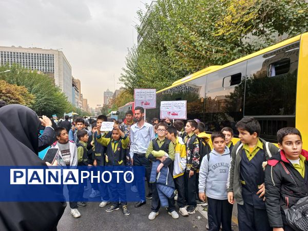 حضور مدیر آموزش و پرورش منطقه ۱۳ در راهپیمایی روز دانش‌آموز 