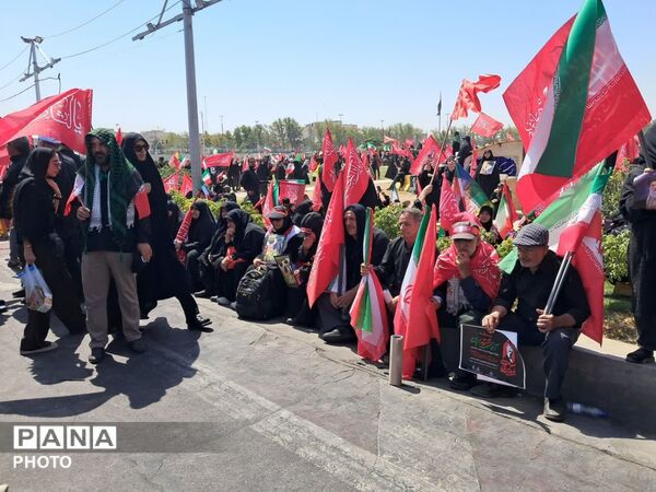  آخرین  وداع  ملت ایران با رهبر شهید در روز تشییع 