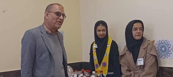 بازدید معاون آموزشی آموزش و پرورش خلیل آباد از بازارچه کار آفرینی جوانه های انقلاب