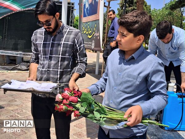 هدیه‌ای از دلِ فرهنگیان کاشمر به آسمان؛ غبارروبی مزار شهدا پیش از نماز جمعه