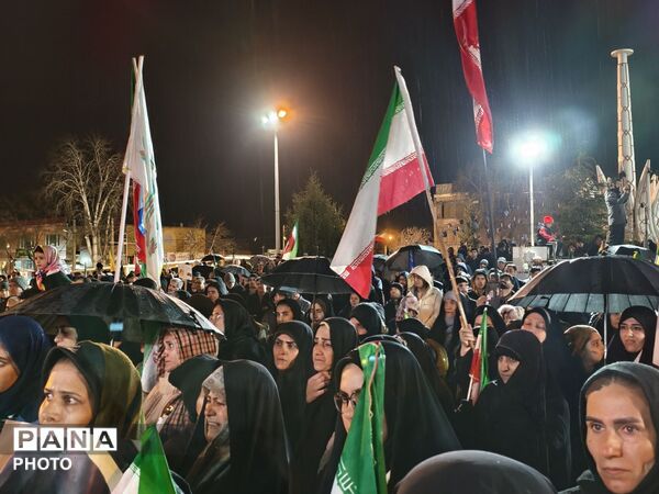 حضور حماسی مردم شهرستان قروه در زیر باران رحمت برای دفاع از میهن خویش نشان دادن وحدت خود به دشمنان ایران