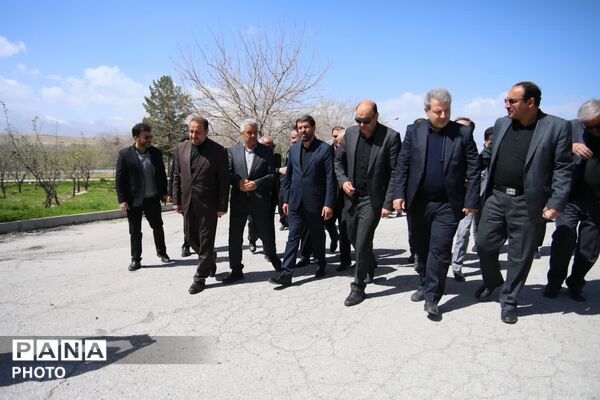 بازدید استاندار همدان از کارخانه خوراک دام و طیور نهاوند