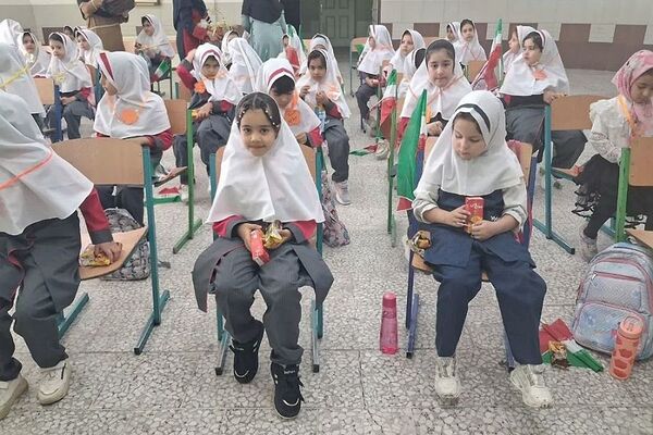 برگزاری جشن شکوفه ها در دبستان نجمه ناحیه یک شهرری