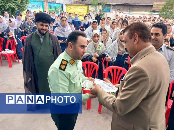 حضور نیروهای انتظامی در دبیرستان نجم قائمشهر