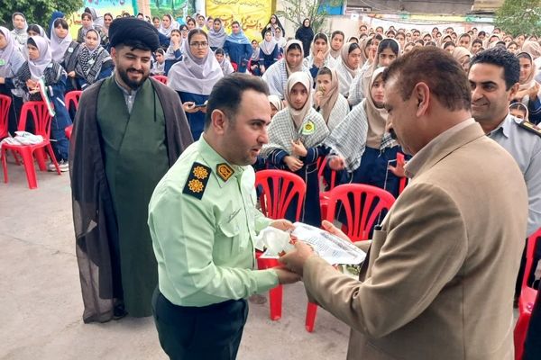 حضور نیروهای انتظامی در دبیرستان نجم قائمشهر