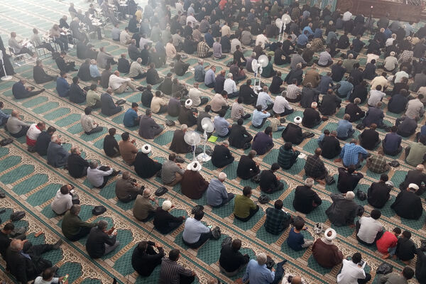  صفوف نماز جمعه لردگان؛ نبض جامعه در دست همدلی و بصیرت