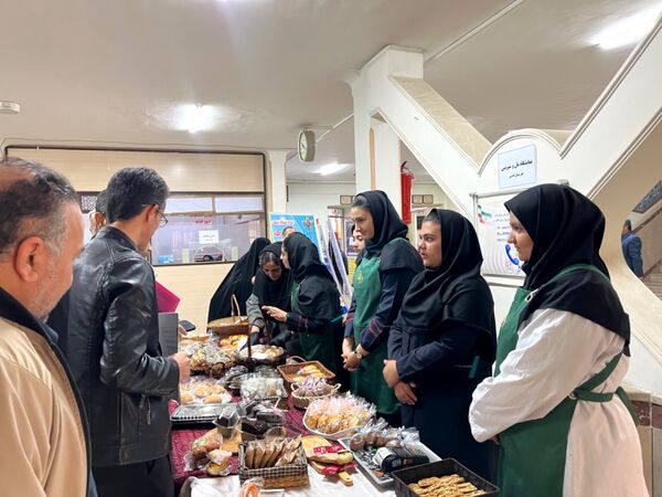 نمایشگاه نان و شیرینی دستپخت دانش‌آموزان هنرستان قدس