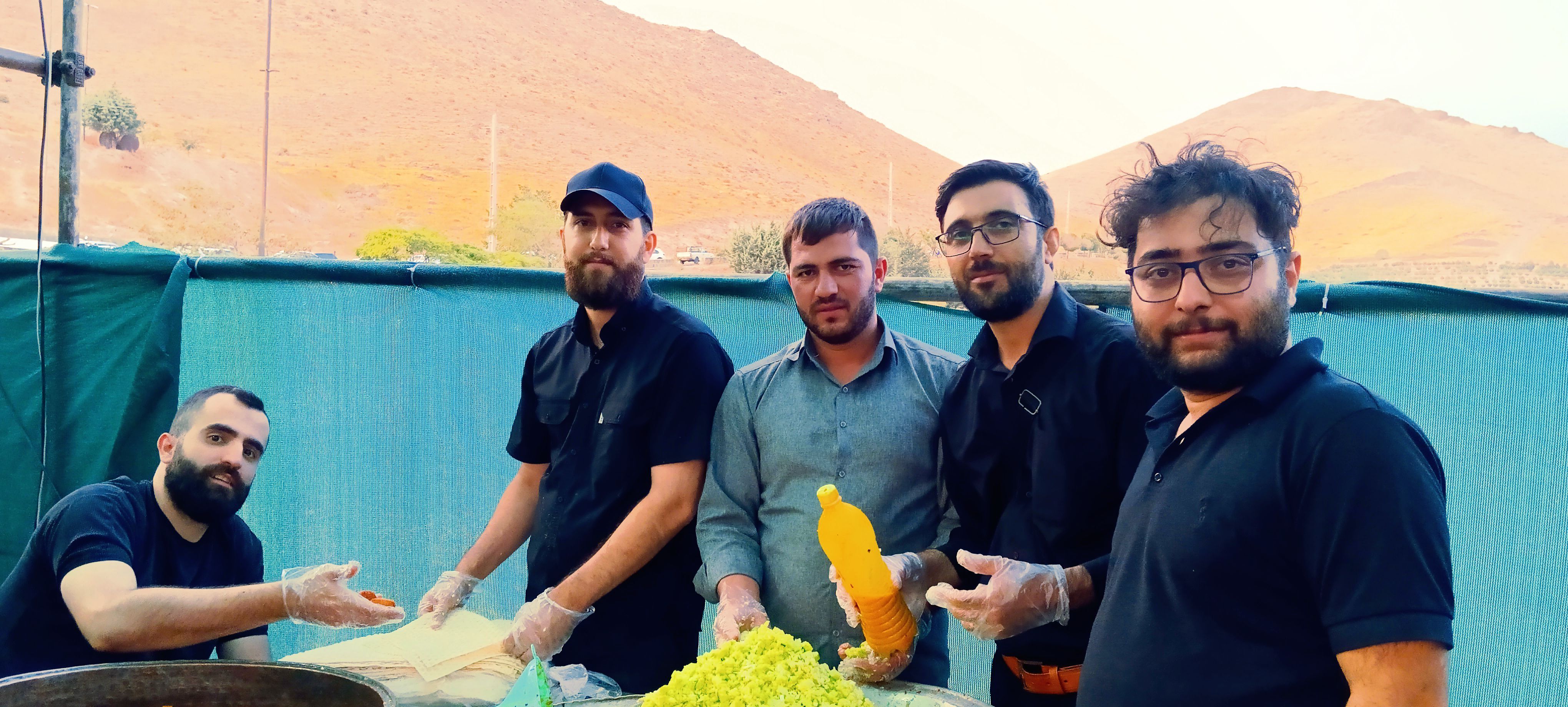 مشارکت دانشجویان زنجانی در پخش نذری موکب انصارالحسین(ع)