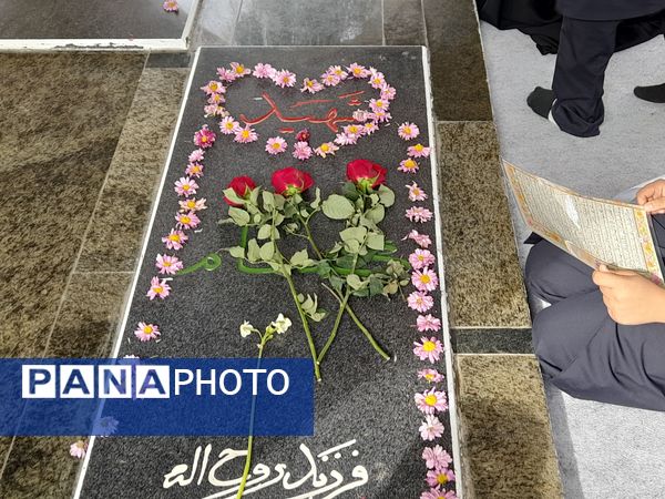 ادای احترام به شهدا توسط دانش‌آموزان دبیرستان فرهنگ ۱۳