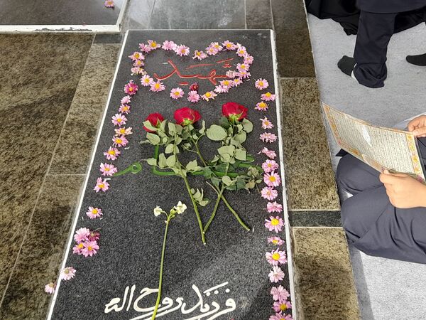 ادای احترام به شهدا توسط دانش‌آموزان دبیرستان فرهنگ ۱۳