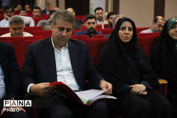 نشست صمیمی مدیرکل آموزش و پرورش تهران با مدیران مدارس منطقه ۱۳