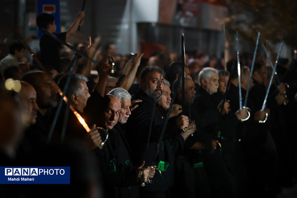 مراسم عزاداری شب تاسوعای حسینی در میدان منیریه تهران