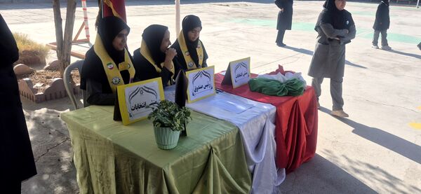 انتخابات شورای دانش آموزی در دبیرستان دخترانه امید 