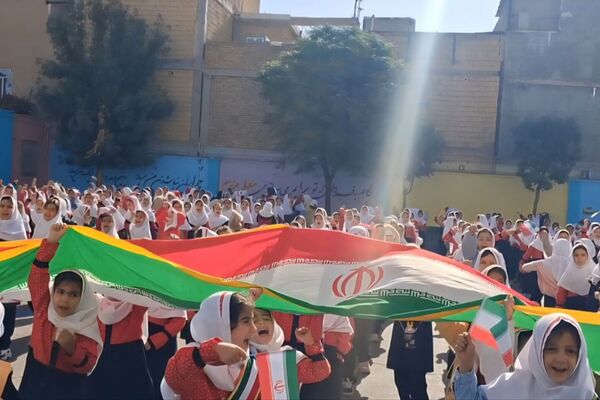  آیین گرامیداشت انقلاب اسلامی در مدارس رباط‌کریم