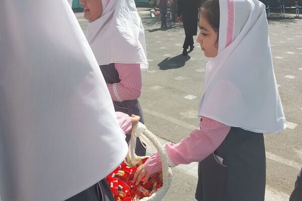 برگزاری جشن عاطفه ها در دبستان شهید عباسی ناحیه یک شهرری