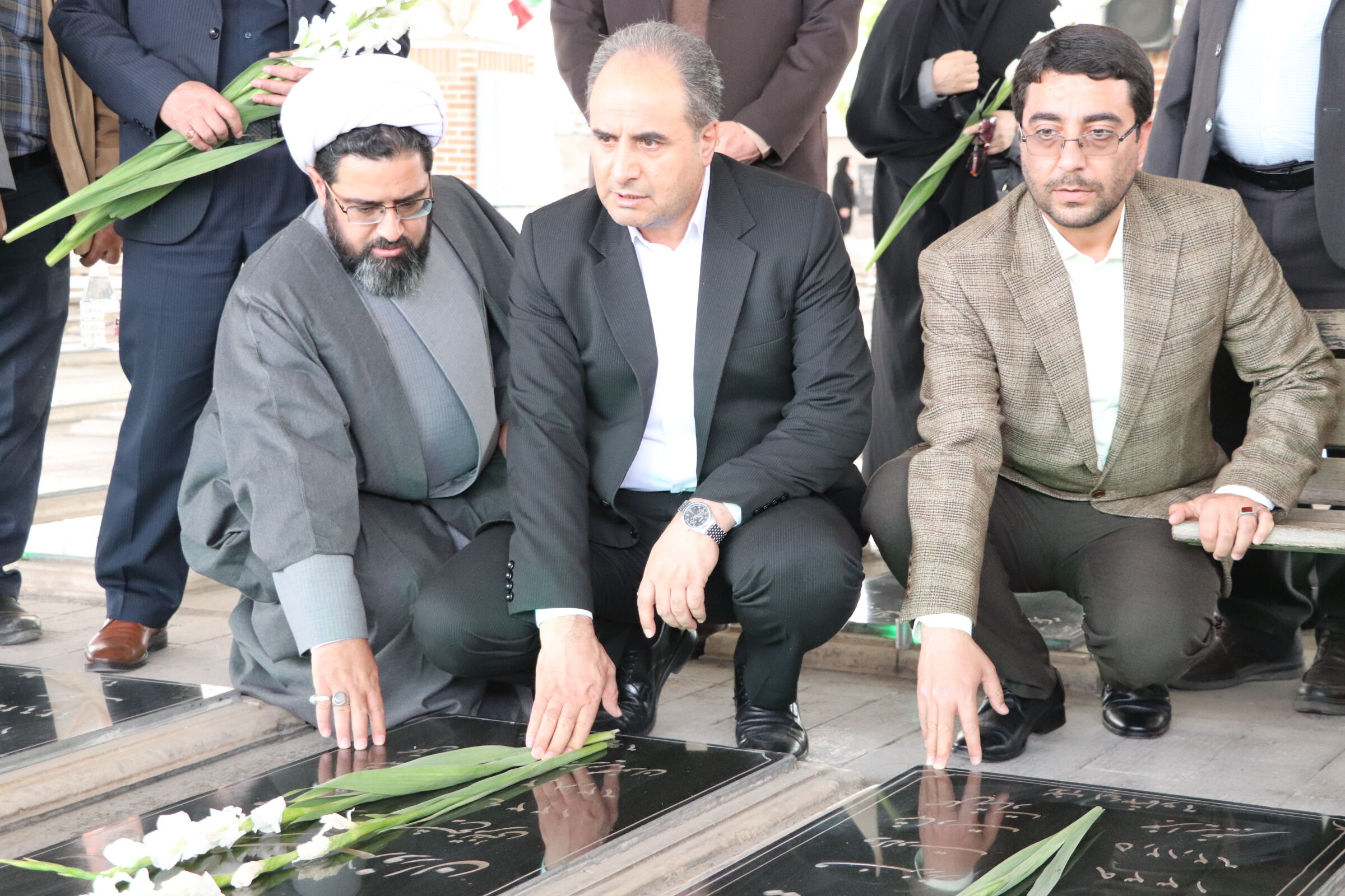 گرامیداشت مقام معلم با غبارروبی و عطرافشانی مزار شهدای فرهنگی