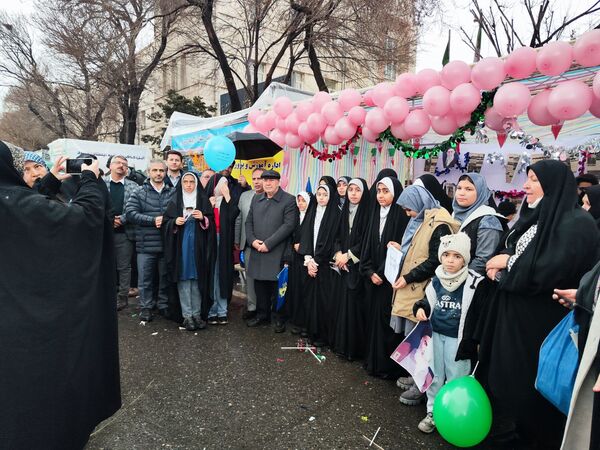 خلاقیت و نشاط دانش‌آموزی در غرفه‌های آموزش و پرورش در مسیر راهپیمایی ۲۲ بهمن