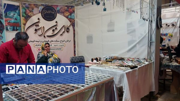 بازدید از غرفه‌های نمایشگاه اقتصاد مقاومتی در قم