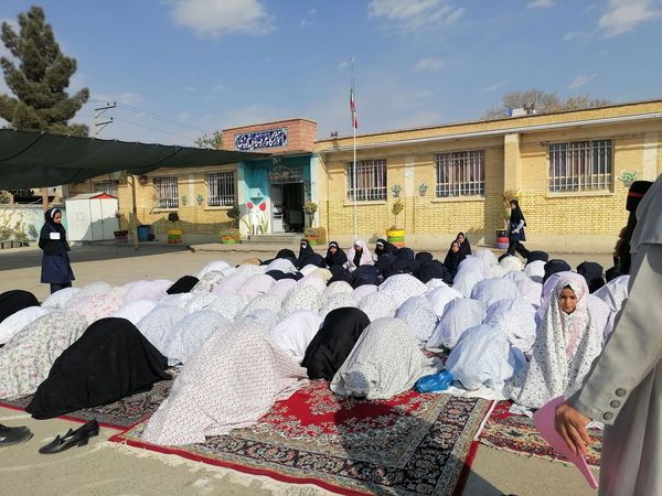 اقامه نماز باران  در دبستان ناهید نخودی 