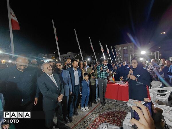 وزیر آموزش و پرورش در جمع دانش آموزان مشهدی ؛ از اقامه نماز تا بازدید از غرفه های دانش آموزی