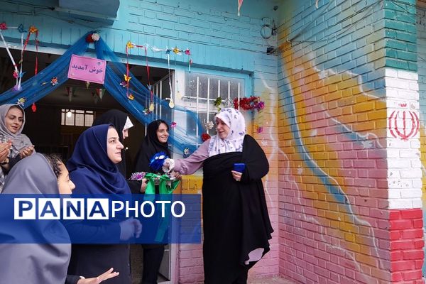 از درس تا دفاع مقدس،دانش آموزان پای کار یاد شهدا با طنین صدای زنگ مقاومت و ایثار 