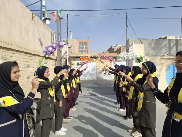 بازدید مدرسان کشوری سازمان دانش‌آموزی از دبیرستان تمام تشکیلاتی عفت