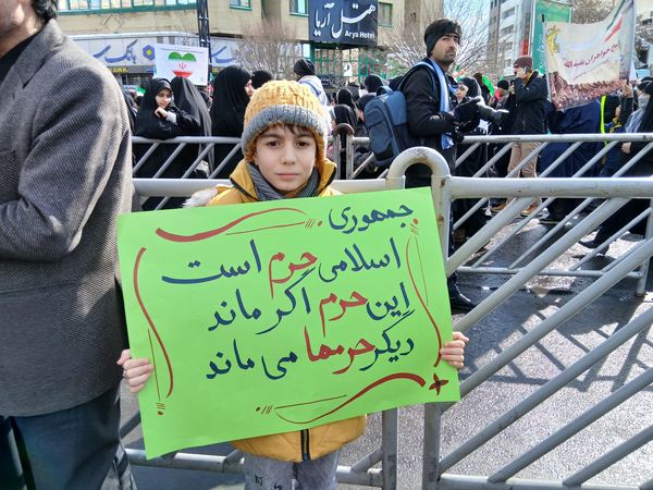 حضور پرشور مردم مشهدی در راهپیمایی ۲۲ بهمن 