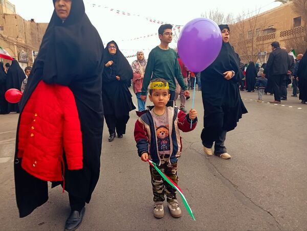 جلوه‌هایی از حضور پرشور دهه نودی‌ها در راهپیمایی ۲۲ بهمن در یزد