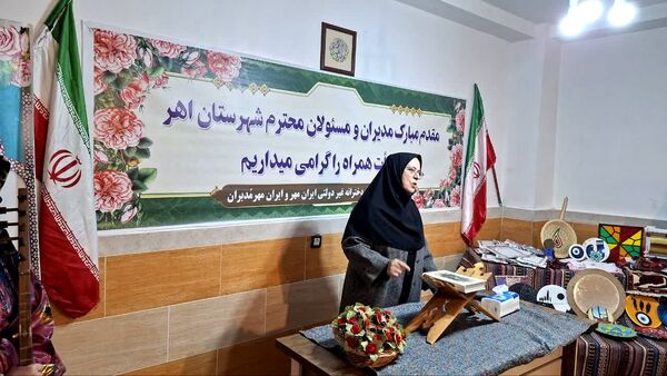 نمایشگاه دست سازه‌های دانش‌آموزی دبیرستان دخترانه ایران مهر اهر