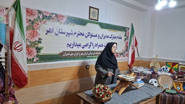 نمایشگاه دست سازه‌های دانش‌آموزی دبیرستان دخترانه ایران مهر اهر