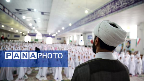 حضور پرشور مکلفین در مصلی بزرگ امام خامنه‌ای(مدظله العالی) با حضور بیش از ۱۰۰۰ هزار دانش‌آموز شهرستان