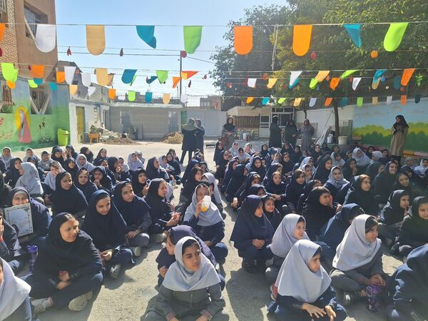نور امید در دل آتش تجلیل از قهرمانان مدرسه مهندس رحمانی فرد در روز آتش‌نشان