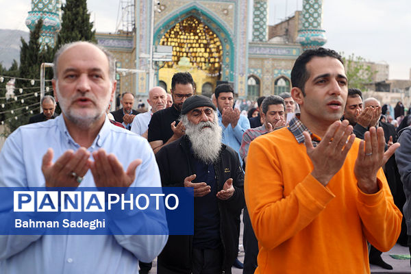 اقامه نماز عید سعید فطر- امامزاده پنج تن(ع) لویزان