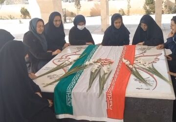 غبارروبی مزار شهدای گمنام رودهن توسط دانش‌آموزان دبیرستان آیت‌الله طالقانی
