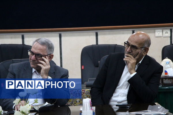 نشست صمیمانه دبیران منتخب زبان و ادبیات فارسی