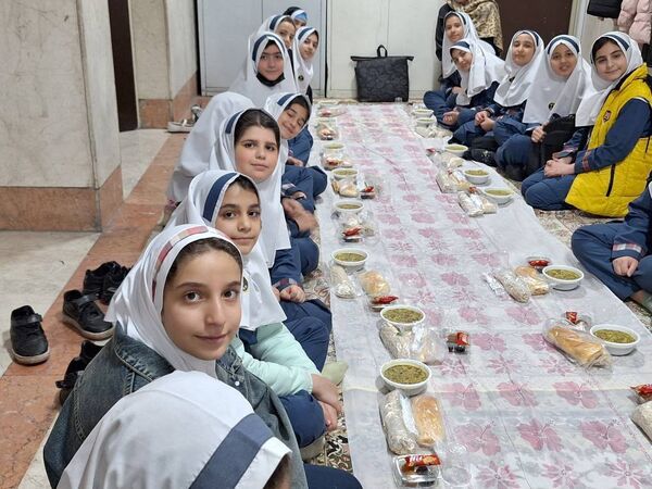 همدلی و معنویت در مراسم افطاری مدرسه حسین‌علی بابایی تهران