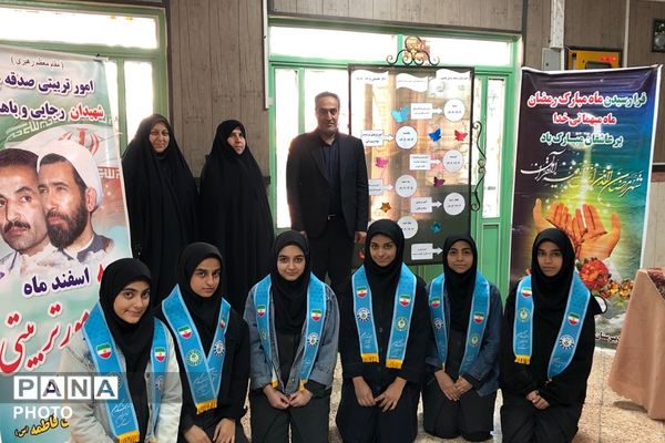 آیین سپاس مربی با حضور پیشتازان سازمان دانش آموزی در ناحیه دو شهرری 