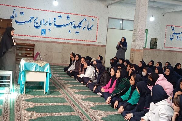 نشست کتابخوان مدرسه‌ای در دبیرستان دخترانه جوادالائمه بهارستان‌دو