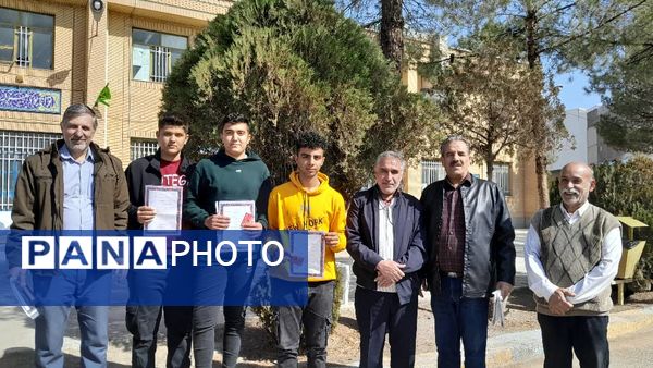 تقدیر از رتبه های برتر علمی-آموزشی، قرآنی، فرهنگی، ورزشی و هنری هنرستان شهید دیواندری سبزوار