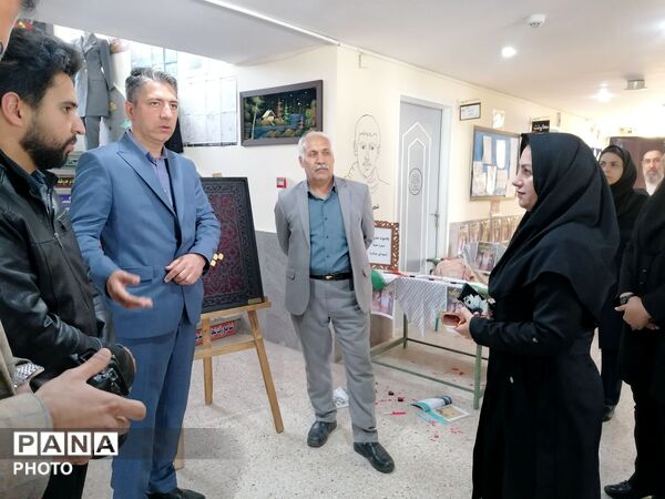 افتتاح نمایشگاه دست سازه‌های هنری در هفته مشاغل