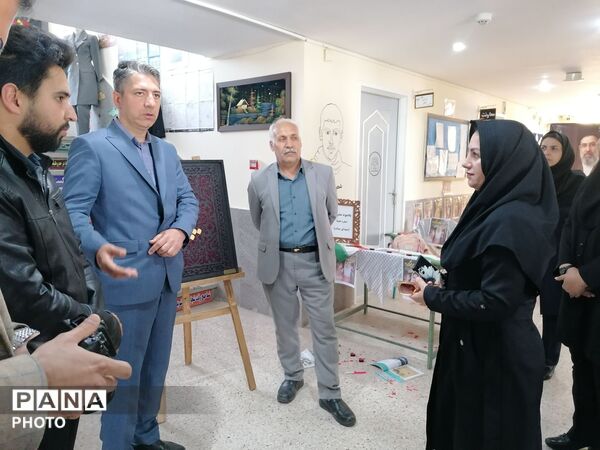 افتتاح نمایشگاه دست سازه‌های هنری در هفته مشاغل