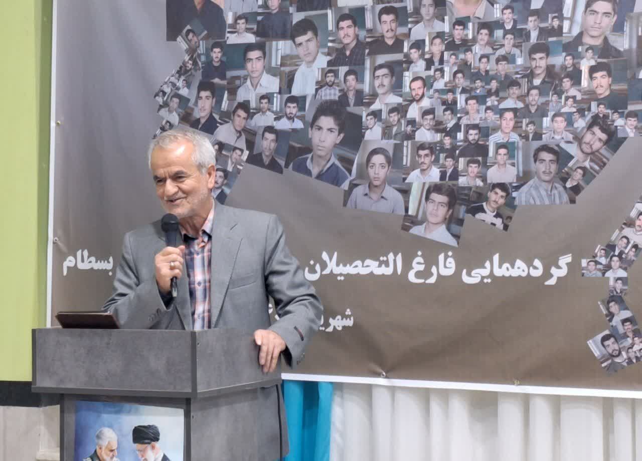 گردهمایی فارغ‌التحصیلان، تجلی جاذبه کلمه مقدس «معلم» است