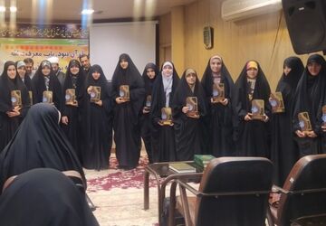 جشن تجلیل از ستارگان علمی و قرآنی در دبیرستان صدرا یک ناحیه ۵ اصفهان
