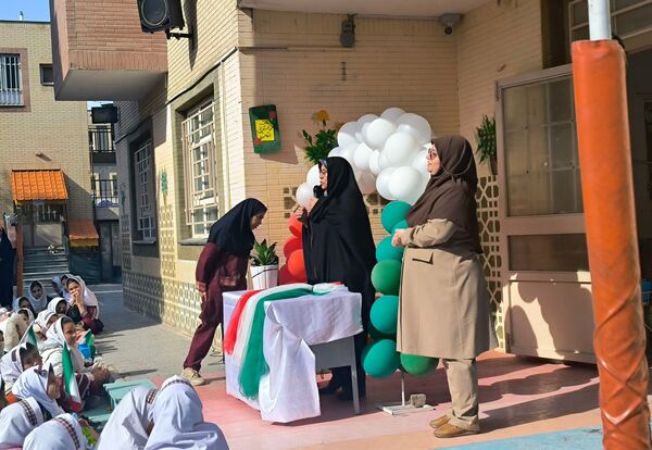 جشن دهه انقلاب و زنگ حماسه آفرینی انقلاب در دبستان شطیطه ۲